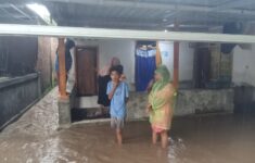 Genangan dirasakan masyarakat di beberapa dusun di Desa Sekotong Batang dan Desa Batu Putih, Kecamatan Sekotong, NTB pada Minggu (22/2).